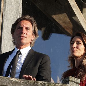 Anne Claire Coudray et son compagnon Nicolas Vix à la fête du Bontemps au Château Smith-Haut-Lafitte à Martillac près de Bordeaux, France, le 28 avril 2023. Anne Claire Coudray a été intronisée dans la Commanderie du Bontemps aux côtés de Stéphane Bern et Tony Parker. Photo par Thibaud MORITZ/ABACAPRESS.COM
