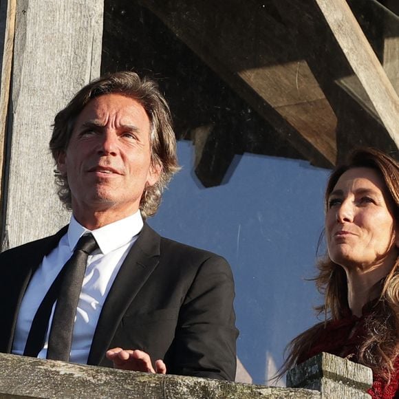 Anne Claire Coudray et son compagnon Nicolas Vix à la fête du Bontemps au Château Smith-Haut-Lafitte à Martillac près de Bordeaux, France, le 28 avril 2023. Anne Claire Coudray a été intronisée dans la Commanderie du Bontemps aux côtés de Stéphane Bern et Tony Parker. Photo par Thibaud MORITZ/ABACAPRESS.COM