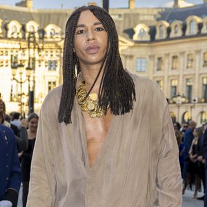 Connu pour son style glamour et sa forte présence sur les réseaux sociaux, Olivier Rousteing a également multiplié les collaborations marquantes, notamment avec H&M et Jean Paul Gaultier. 

Olivier Rousteing au  Défilé « Vogue World » Place Vendôme dans le cadre de la Fashion Week de Paris, France, le 23 juin 2024. © Olivier Borde/Bestimage
