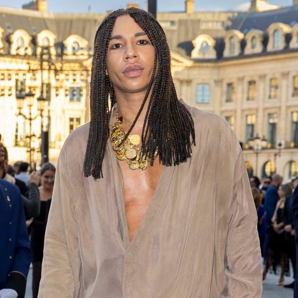 Connu pour son style glamour et sa forte présence sur les réseaux sociaux, Olivier Rousteing a également multiplié les collaborations marquantes, notamment avec H&M et Jean Paul Gaultier. 

Olivier Rousteing au  Défilé « Vogue World » Place Vendôme dans le cadre de la Fashion Week de Paris, France, le 23 juin 2024. © Olivier Borde/Bestimage