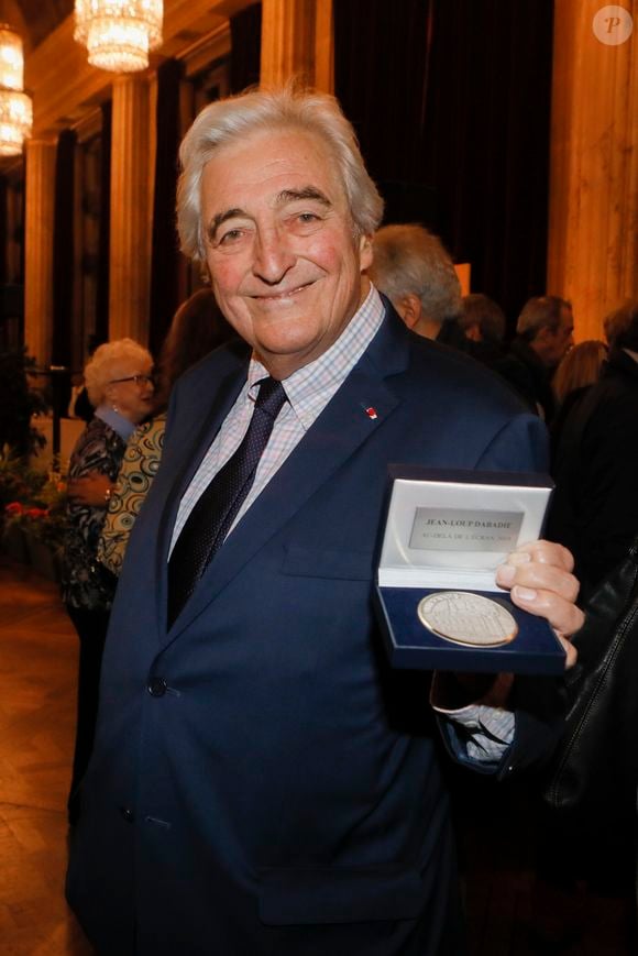 Une décision qui fut un véritable choc pour ses trois enfants, Clémentine, Clément et Florent

Jean-Loup Dabadie - Cérémonie d'ouverture de la 3ème édition du Vincennes Film Festival "Au-delà de l'écran" à la mairie de Vincennes le 22 novembre 2019. Jean-Loup Dabadie reçoit des mains de la maire la médaille de la ville de Vincennes.

© Christophe Clovis / Bestimage