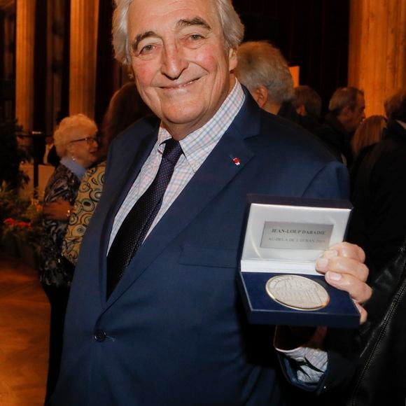 Une décision qui fut un véritable choc pour ses trois enfants, Clémentine, Clément et Florent

Jean-Loup Dabadie - Cérémonie d'ouverture de la 3ème édition du Vincennes Film Festival "Au-delà de l'écran" à la mairie de Vincennes le 22 novembre 2019. Jean-Loup Dabadie reçoit des mains de la maire la médaille de la ville de Vincennes.

© Christophe Clovis / Bestimage