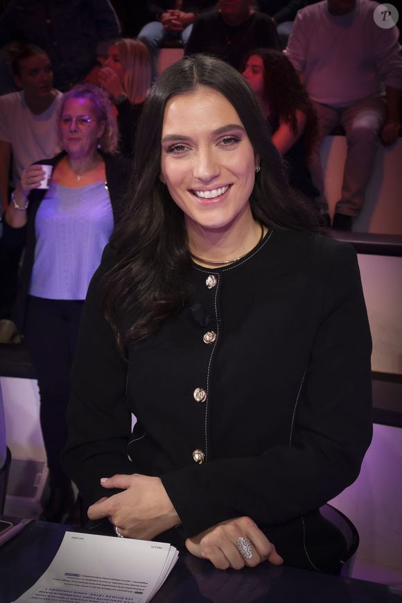 Mais Shana Loustau se dit prête à relever de nombreux défis. 

Shana Loustau, sur le plateau de TBT9 présenté par C.Hanouna, et diffusé en direct sur W9, Paris, France, le 04 novembre 2025. © Jack Tribeca / Bestimage