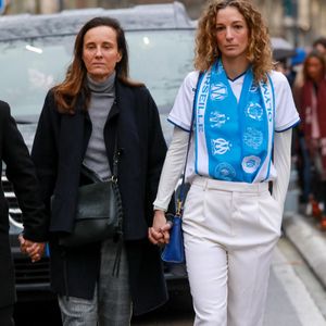 Deux semaines après cette disparition brutale, la veuve du sportif a trouvé la force de prendre la parole.
Clara Paban (femme de R.Courbis) et Olivia Courbis (fille de R.Courbis) - Obsèques de Rolland Courbis en l'église des Réformés à Marseille, France, le 17 janvier 2026. © Franz Chavaroche/Bestimage