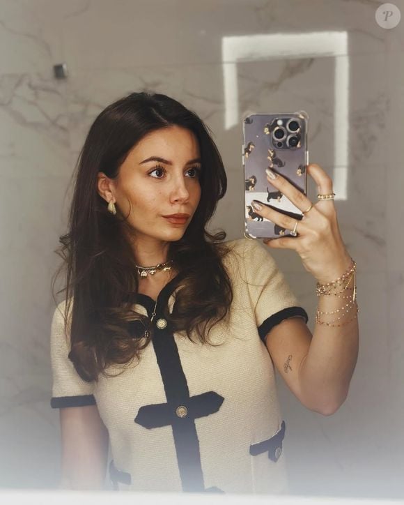 Sa fille aînée, Annily, 20 ans, a également partagé la vidéo, visiblement touchée par ce clin d’œil à la carrière de sa mère.

Annily, fille d'Alizée.

Instagram @badouchatelain
