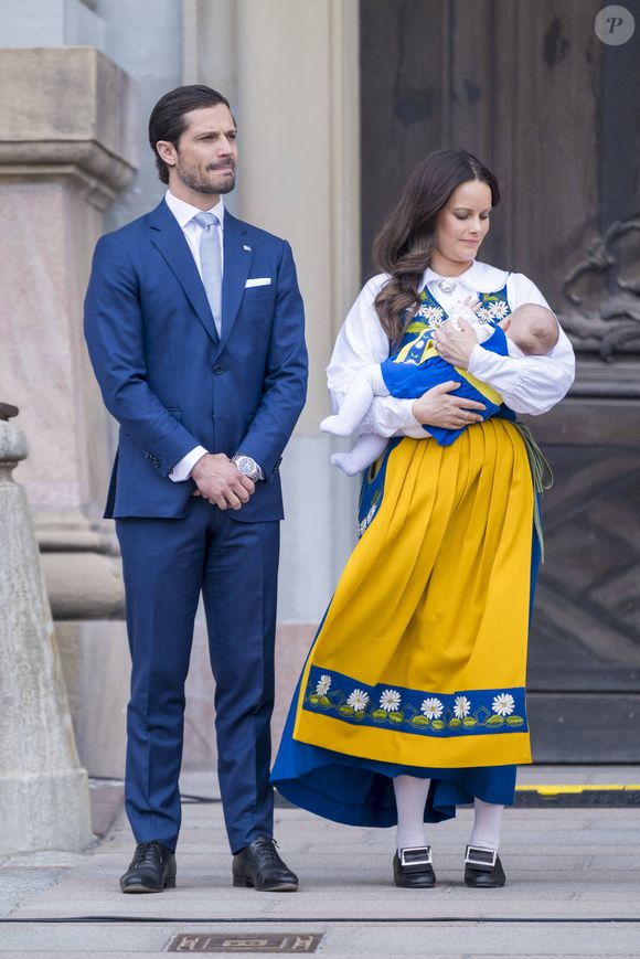 Tradition qu'a également respectée la petite Ines ! 
Prince Carl Philip, la princesse Sofia "Hellqvist" de Suède et sa fille la princesse Ines lors de l'"Open Castle Day” dans le cadre de la fête nationale de Suède à Stockholm le 6 juin 2025  Dana Press / Bestimage
