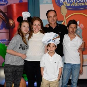 Émilie Dequenne, sa fille Milla Savarese, son fiancé Michel Ferracci et les fils de ce dernier lors de la présentation en avant-première de la nouvelle attraction "Ratatouille : L'aventure totalement toquée" à Disneyland Paris à Marne-la-Vallée, le 21 juin 2014. COADIC GUIREC / BESTIMAGE