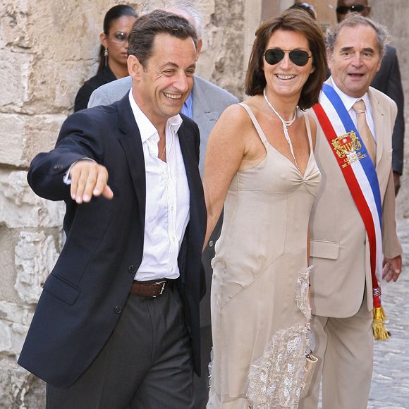 Le ministre français de l'Intérieur Nicolas Sarkozy et son épouse Cecilia arrivent pour célébrer le mariage de l'acteur français Jean Reno avec le mannequin franco-américain Zofia Borucka dans le village historique des Baux-de-Provence, dans le sud de la France, le 29 juillet 2006. Photo de Nebinger-Holubowicz ABACAPRESS.COM