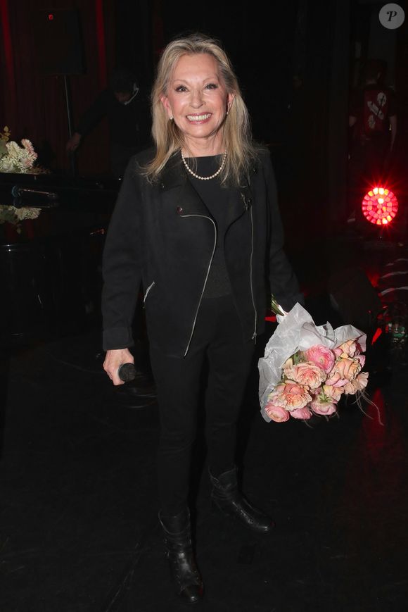 Exclusif - Véronique Sanson - Coulisses du XVème gala pour la Fondation Recherche Alzheimer à l'Olympia à Paris le 14 mars 2022. Sous la direction artistique de P. Souchon, des grands noms de la chanson française se mobilisent autour d'un concert sur le thème "2 générations chantent pour la 3ème". L'intégralité des bénéfices de cette soirée servira à financer la recherche sur la maladie d'Alzheimer. © Bertrand Rindoff/Bestimage