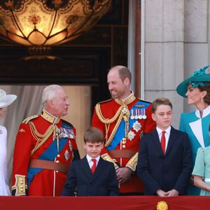 Les voir assorties en bleu aqua, rompant ainsi une tradition bien ancrée, n'a laissé personne insensible. 

Camilla Parker Bowles, reine consort d'Angleterre, Le roi Charles III d'Angleterre, Le prince Louis de Galles, Le prince George de Galles, Le prince William, prince de Galles, Catherine (Kate) Middleton, princesse de Galles, La princesse Charlotte de Galles - Les membres de la famille royale britannique au balcon de Buckingham Palace lors de la cérémonie Trooping the Colour à Londres, le 14 juin 2025. Affecté par le crash du Boeing 787 Dreamliner à Ahmedabad du 12 juin, le souverain et les officiels porteront un brassard noir en hommage aux plus de 270 victimes. Bon nombre d'elles étaient des ressortissants britanniques.
© Mirrorpix / Bestimage