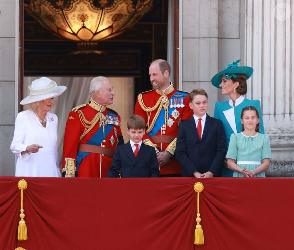 Les voir assorties en bleu aqua, rompant ainsi une tradition bien ancrée, n'a laissé personne insensible. 

Camilla Parker Bowles, reine consort d'Angleterre, Le roi Charles III d'Angleterre, Le prince Louis de Galles, Le prince George de Galles, Le prince William, prince de Galles, Catherine (Kate) Middleton, princesse de Galles, La princesse Charlotte de Galles - Les membres de la famille royale britannique au balcon de Buckingham Palace lors de la cérémonie Trooping the Colour à Londres, le 14 juin 2025. Affecté par le crash du Boeing 787 Dreamliner à Ahmedabad du 12 juin, le souverain et les officiels porteront un brassard noir en hommage aux plus de 270 victimes. Bon nombre d'elles étaient des ressortissants britanniques.
© Mirrorpix / Bestimage