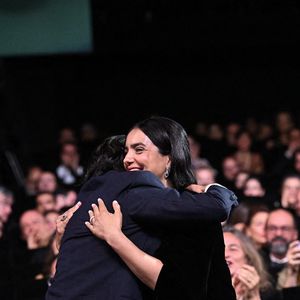 La réalisatrice et scénariste française Hafsia Herzi félicite chaleureusement l'actrice française Nadia Melliti après qu'elle ait remporté le Prix d'interprétation féminine pour son rôle dans le film "La Petite dernière", lors de la cérémonie de clôture de la 78e édition du Festival de Cannes à Cannes, France, le 24 mai 2025. Photo de David Niviere/ABACAPRESS.COM