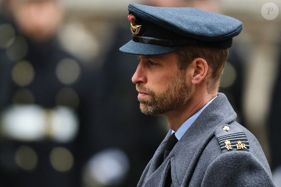 Le prince William prince de Galles honore les disparus des deux guerres mondiales lors de la cérémonie Remembrance Sunday ( Dimanche du souvenir ) au Cénotaphe à Londres.