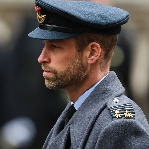 Le prince William prince de Galles honore les disparus des deux guerres mondiales lors de la cérémonie Remembrance Sunday ( Dimanche du souvenir ) au Cénotaphe à Londres.