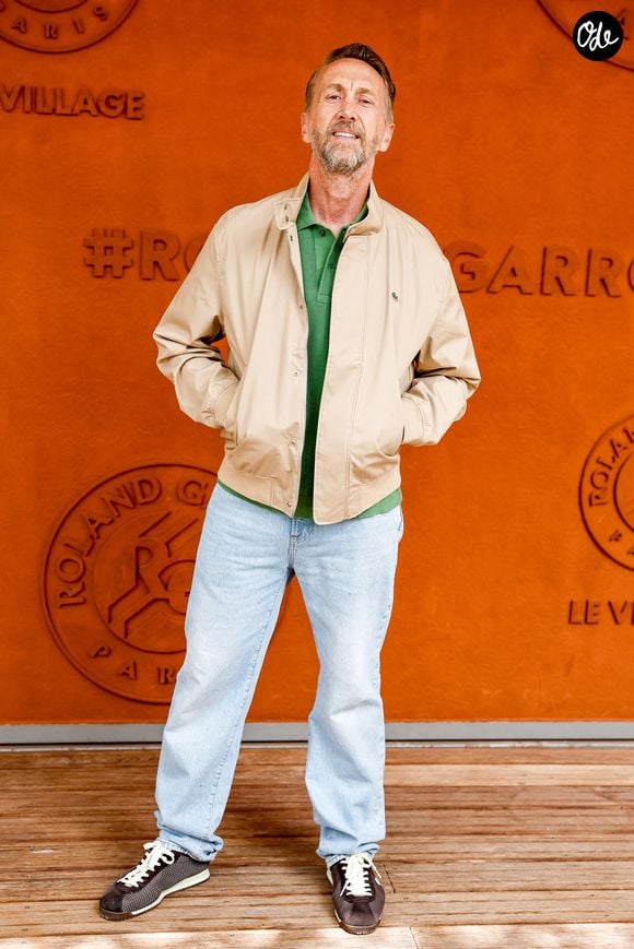Plusieurs personnalités du monde des médias et du spectacle ont été aperçues dans les tribunes.

Philippe Caverivière au photocall du village lors des Internationaux de France de Tennis de Roland Garros 2026, à Paris, France, le 4 juin 2026. © Jacovides-Moreau/Bestimage