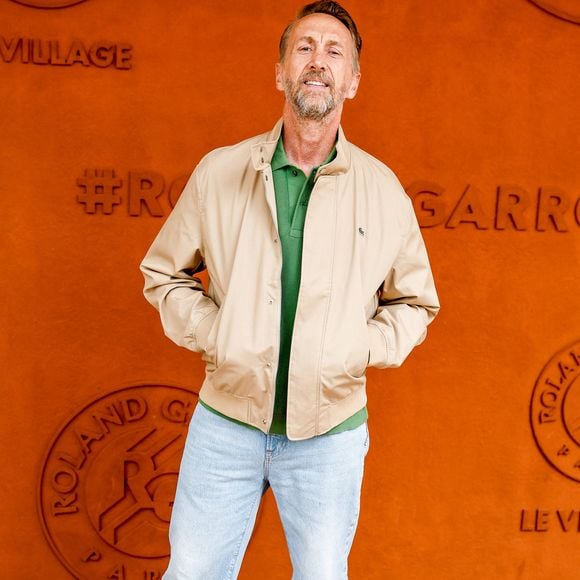Plusieurs personnalités du monde des médias et du spectacle ont été aperçues dans les tribunes.

Philippe Caverivière au photocall du village lors des Internationaux de France de Tennis de Roland Garros 2026, à Paris, France, le 4 juin 2026. © Jacovides-Moreau/Bestimage