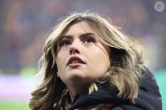 Interloquée par cette question, Marine est d'abord restée bouche bée, avant de laisser couler quelques larmes. "Oui... Enfin... Dès que ça touche aux sentiments, c'est compliqué", confie-t-elle.

Marine (Star Academy 2024) chante "Les Corons" en hommage à Pierre Bachelet, pour le 20E anniversaire de sa mort, lors du match de Ligue 1 McDonald's "Lens - Strasbourg (0-2)" au stade Bollaert-Delelis, le 16 février 2025. Laurent Sanson/PsnewZ/Bestimage