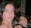 La chanteuse s'investit aussi dans des causes humanitaires, notamment auprès des réfugiés syriens avec l'Unicef au Liban en 2019.

Dua Lipa et son frère, Gjin Lipa. Instagram