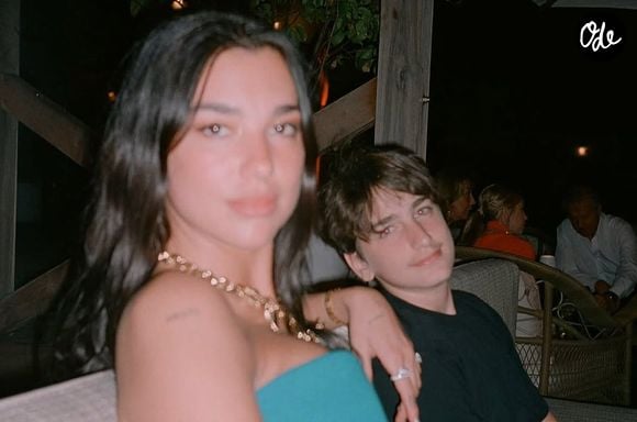 La chanteuse s'investit aussi dans des causes humanitaires, notamment auprès des réfugiés syriens avec l'Unicef au Liban en 2019.

Dua Lipa et son frère, Gjin Lipa. Instagram
