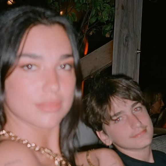 La chanteuse s'investit aussi dans des causes humanitaires, notamment auprès des réfugiés syriens avec l'Unicef au Liban en 2019.

Dua Lipa et son frère, Gjin Lipa. Instagram