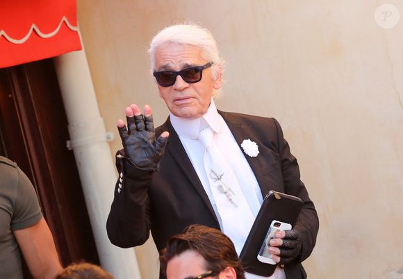 Karl Lagerfeld chez Senequier - Karl Lagerfeld se promène dans les rues de Saint Tropez le 31 juillet 2013. Photo par JACOVIDES-MOREAU / BESTIMAGE