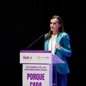 Une fois son discours terminé, la reine Letizia a ensuite procédé à la remise des quatre Prix FEDER 2026.
Letizia d'Espagne préside l'événement organisé pour marquer la Journée mondiale des maladies rares à l'Auditorium et au Centre des congrès de Castellon à Castellón de la Plana, Espagne, le 3 mars 2026.
Photo : Lalo Yasky / Bestimage