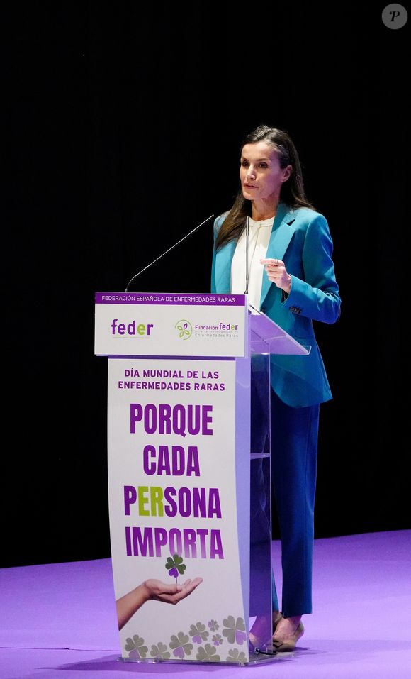 Une fois son discours terminé, la reine Letizia a ensuite procédé à la remise des quatre Prix FEDER 2026. 

Letizia d'Espagne préside l'événement organisé pour marquer la Journée mondiale des maladies rares à l'Auditorium et au Centre des congrès de Castellon à Castellón de la Plana, Espagne, le 3 mars 2026. 

Photo : Lalo Yasky / Bestimage