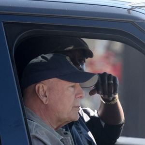 Bruce Willis fait une rare apparition publique à Studio City, profitant du paysage pendant que son garde du corps est aux commandes le 20 avril 2025 ©Backgrid USA / Bestimage