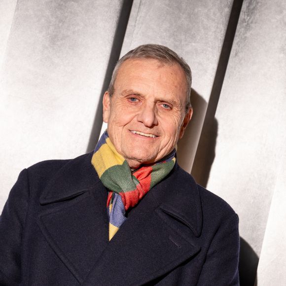 La maison Mellerio a transformé sa façade de la rue de la Paix en support artistique avec une bâche monumentale signée Jean-Charles de Castelbajac. 

Jean Charles de Castelbajac

Paris Haute Couture SS 2026
Défilé Viktor & Rolf
Photocall
Grand Palais Immersif- Paris, France
28 janvier 2026
©SGPItalia
id 133680_008
Non Exclusif