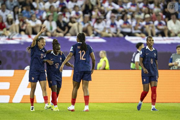 ont préféré rire de leur mauvais anglais

Joie des joueuses de l'équipe de france après le but de Sandy Baltimore lors du match du Championnat d'Europe de football féminin EURO 2025 entre France et Angleterre. stade du Letzigrund à zurich, 05/07/2025 © Elyxandro Cegarra/Psnewz/Bestimage