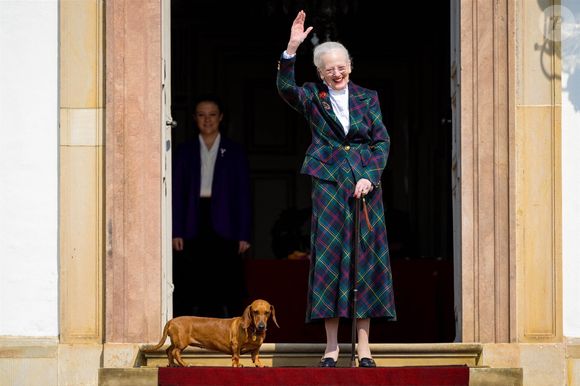 La reine Margrethe de Danemark assiste à un concert du Royal Life Guards Band dans la cour intérieure du palais de Fredensborg. Photo par Backgrid USA / Bestimage