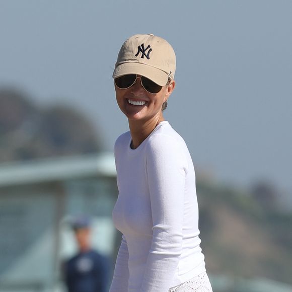 Exclusif - Laeticia Hallyday passe une après-midi à la plage à Los Angeles avec des amies le 24 septembre 2023. © Agence / Bestimage