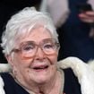 "Je vous envoie toute ma tendresse" :  Line Renaud tout sourire en remerciant ses fans, elle pose avec son fidèle compagnon pour une occasion spéciale
