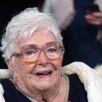 "Je vous envoie toute ma tendresse" :  Line Renaud tout sourire en remerciant ses fans, elle pose avec son fidèle compagnon pour une occasion spéciale