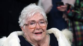 "Je vous envoie toute ma tendresse" :  Line Renaud tout sourire en remerciant ses fans, elle pose avec son fidèle compagnon pour une occasion spéciale