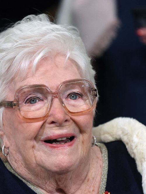"Je vous envoie toute ma tendresse" :  Line Renaud tout sourire en remerciant ses fans, elle pose avec son fidèle compagnon pour une occasion spéciale