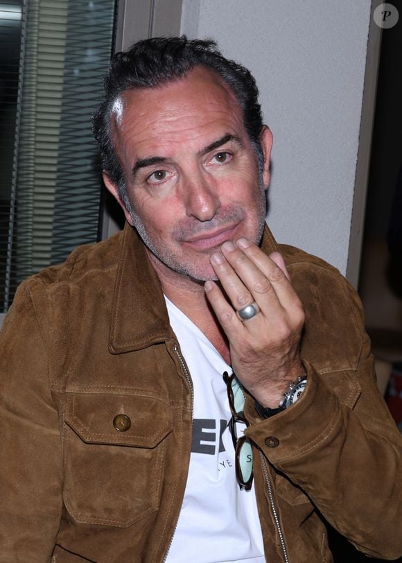 Jean Dujardin - Vernissage de l'exposition photos et du livre "La Boxe fait son cinéma" à l’hôtel Brach à Paris le 23 Septembre 2025. © Denis Guignebourg/Bestimage