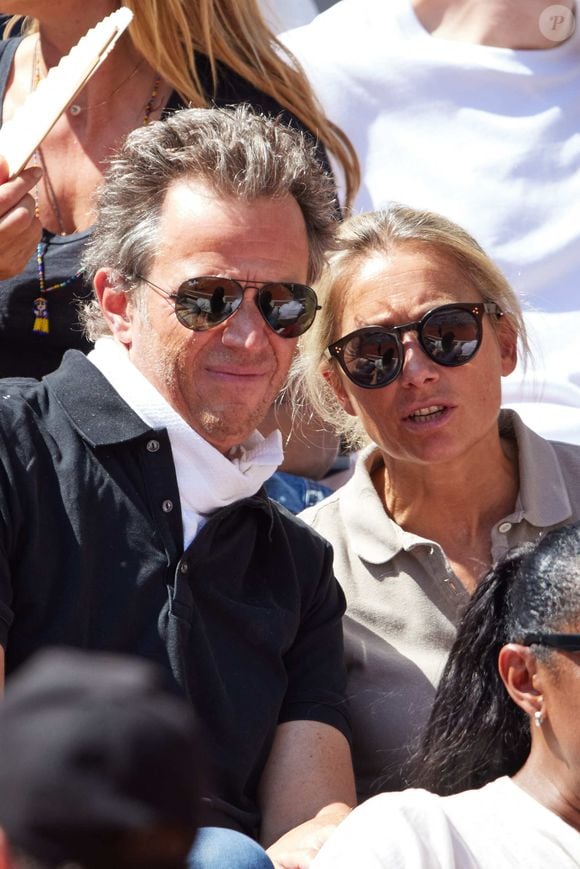 Anne-Sophie Lapix et son mari Arthur Sadoun en tribunes lors des Internationaux de France de tennis de Roland Garros 2023 à Paris, France, le 4 juin 2023. © Cyril Moreau/Bestimage