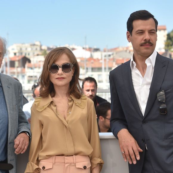 Paul Verhoeven, Isabelle Huppert, Laurent Lafitte lors du photocall du film "Elle" au 69ème Festival international du film de Cannes le 21 mai 2016. © Giancarlo Gorassini/Bestimage