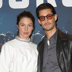 Pierre Niney et sa compagne Natasha Andrews - Avant-première de la série "Gourou" au cinéma Pathé Palace à Paris le 26 janvier 2026. © Coadic Guirec/Bestimage