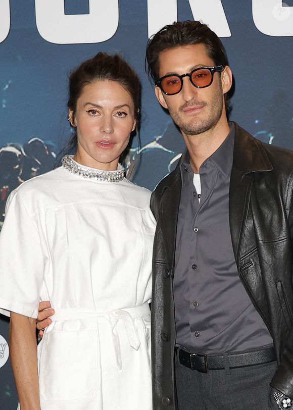 Pierre Niney et sa compagne Natasha Andrews - Avant-première de la série "Gourou" au cinéma Pathé Palace à Paris le 26 janvier 2026. © Coadic Guirec/Bestimage