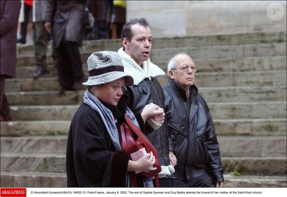 Philippe, ce fils adopté, était malade, comme sa maman, Sophie Daumier.
Paris-France, 8 janvier 2004. Le fils de Sophie Daumier assiste aux funérailles de sa mère à l'église Saint-Roch.