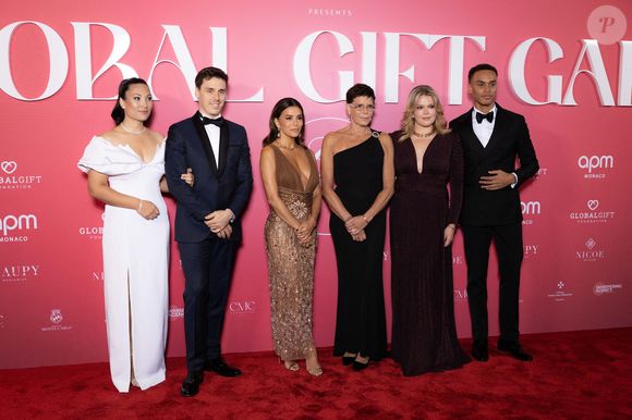 Notamment la princesse Stéphanie de Monaco, son fils Louis Ducruet et son épouse Marie, Camille Gottlieb, Alexandre Grimaldi, ainsi qu' Eva Longoria, présidente d’honneur du gala...

Marie Ducruet, Louis Ducruet, Eva Longoria, S.A.S. la Princesse Stéphanie de Monaco, Camille Gottlieb et Alexandre Grimaldi assistent au premier Gala Global Gift sponsorisé par « APM Monaco » et organisé à Monaco, dans la Salle Empire de l'Hôtel de Paris © Olivier Huitel/Pool/Bestimage
