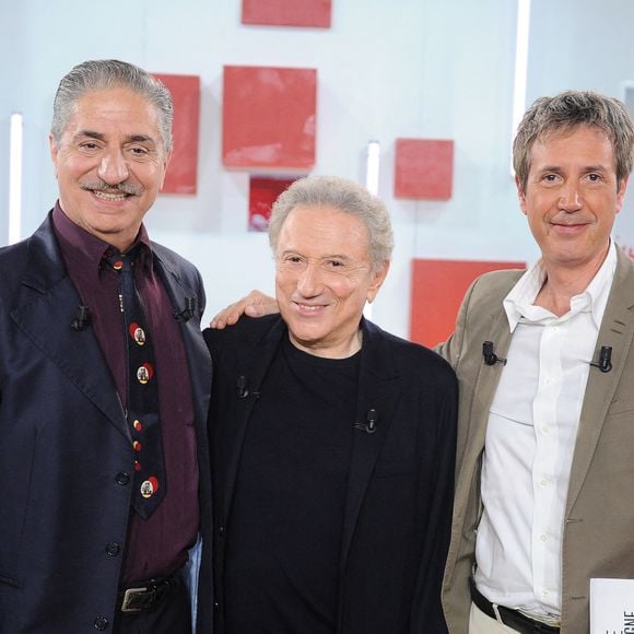 Michel Drucker consacre un numéro de Vivement Dimanche à Charles de Gaulle.

 Simon Abkarian, Michel Drucker et Antonin Baudry lors de l'enregistrement de l'émission Vivement dimanche édition spéciale intitulée 'Général de Gaulle' au studio Rive gauche, présentée par M.Drucker. © Guillaume Gaffiot/Bestimage