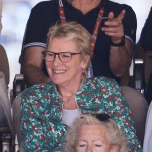 "Ma fille est et restera toujours ma priorité. Mes collaborateurs savent que, hors tournage à l'étranger, je dois être à la maison à 19h30 et s'arrangent pour caler mes rendez-vous en fonction de ce que nous appelons la 'jurisprudence Rose'", a-t-elle confié en 2023 dans les colonnes du magazine ELLE.

Élise Lucet - Célébrités dans les tribunes de la finale homme des Internationaux de France de tennis de Roland Garros 2024 à Paris le 9 juin 2024. © Jacovides-Moreau/Bestimage