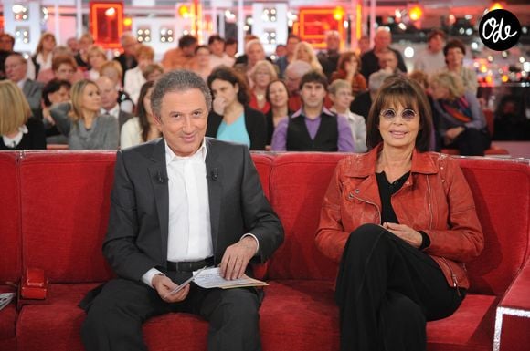 Michel Drucker et Françoise Coquet sur le plateau de "Vivement dimanche". 

© Guillaume Gaffiot /Bestimage