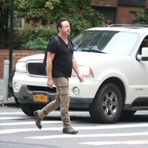 Julian Lennon marchant seul à Soho, New York City, NY, USA le 11 octobre 2017. Photo par Adam Nemser/Startraks/ABACAPRESS.COM