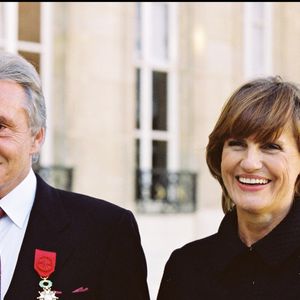 Le chanteur de “La maladie d’amour” y confie que c'est sa femme qui l'a convaincu de reprendre la musique plutôt que de se contenter du théâtre

Michel Sardou et sa femme Anne Marie Périer @RINDOFF-MARTINEZ / BESTIMAGE