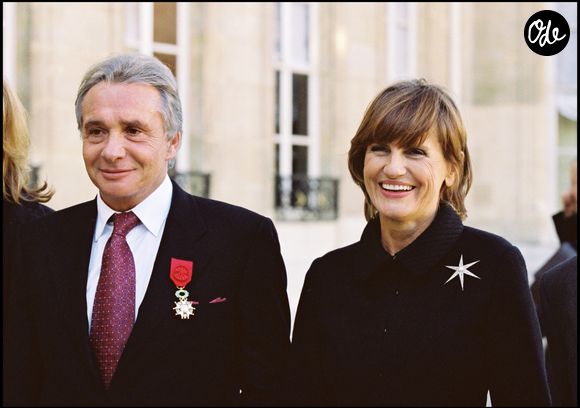 Le chanteur de “La maladie d’amour” y confie que c'est sa femme qui l'a convaincu de reprendre la musique plutôt que de se contenter du théâtre

Michel Sardou et sa femme Anne Marie Périer @RINDOFF-MARTINEZ / BESTIMAGE
