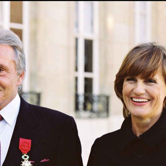 Le chanteur de “La maladie d’amour” y confie que c'est sa femme qui l'a convaincu de reprendre la musique plutôt que de se contenter du théâtre

Michel Sardou et sa femme Anne Marie Périer @RINDOFF-MARTINEZ / BESTIMAGE